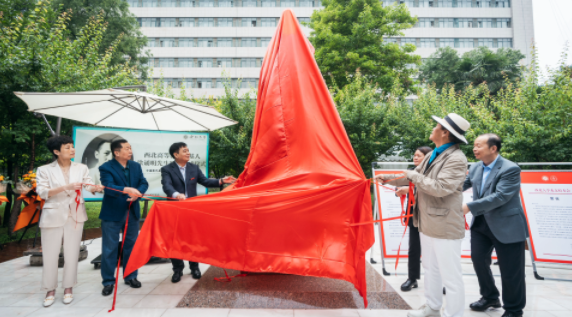 西北高等教育奠基人、中国现代医学先驱徐诵明雕像在乐鱼web版登录入口落成