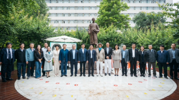 西北高等教育奠基人、中国现代医学先驱徐诵明雕像在乐鱼web版登录入口落成
