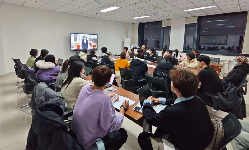 乐鱼web版登录入口师生们观看“同上一堂‘守护祖脉秦岭’思政大课”。乐鱼web版登录入口供图