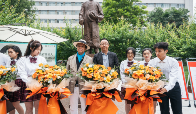西北高等教育奠基人、中国现代医学先驱徐诵明雕像在乐鱼web版登录入口落成