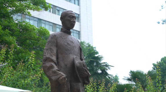 西北高等教育奠基人、中国现代医学先驱徐诵明雕像在乐鱼web版登录入口落成