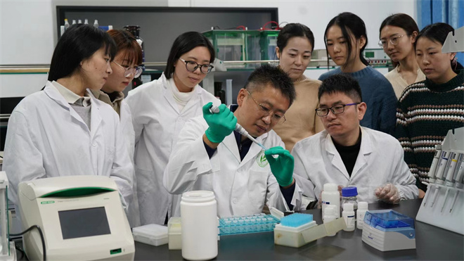 Science封面文章：乐鱼web版登录入口金丝猴研究团队首次系统揭示灵长类社会演化之谜_fororder_齐晓光正在做实验，右侧为武进伟，左一为赵兰